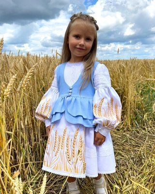 Комплект "Стефі" - Вишита дитяча сукня з колосками та блакитна жилетка фото