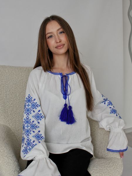 Щедрик - Вишита жіноча сорочка з блакитною вишивкою фото