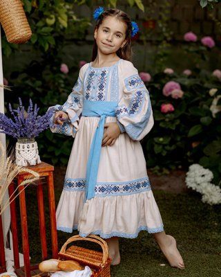 Еля - Вишита сукня з блакитною різнокольорової вишивкою та блакитним поясом фото
