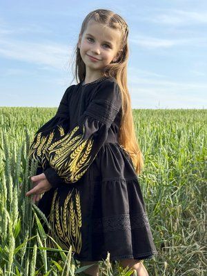 Стефі - Дитяча лляна сукня з вишитими колосками в чорному кольорі фото